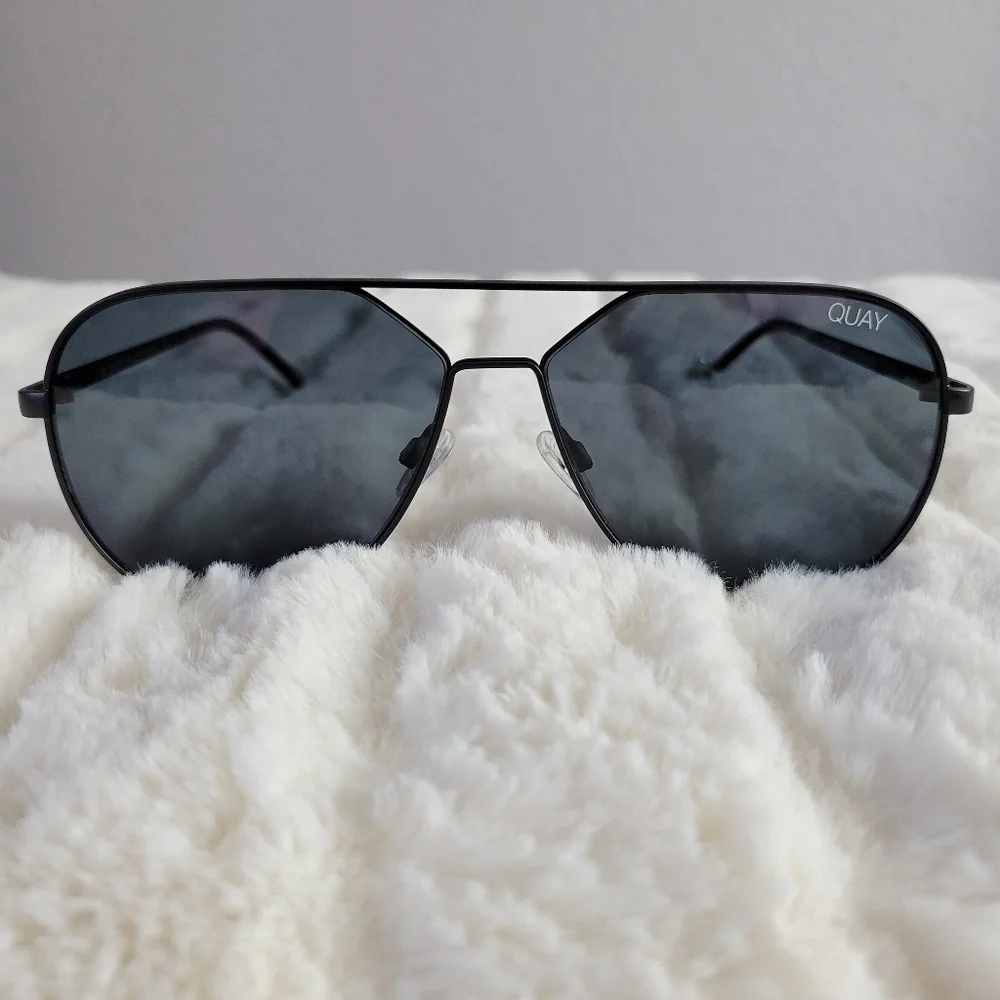 QUAY // ltd ed lizzo collaboration black metal frame black smoke lens aviators